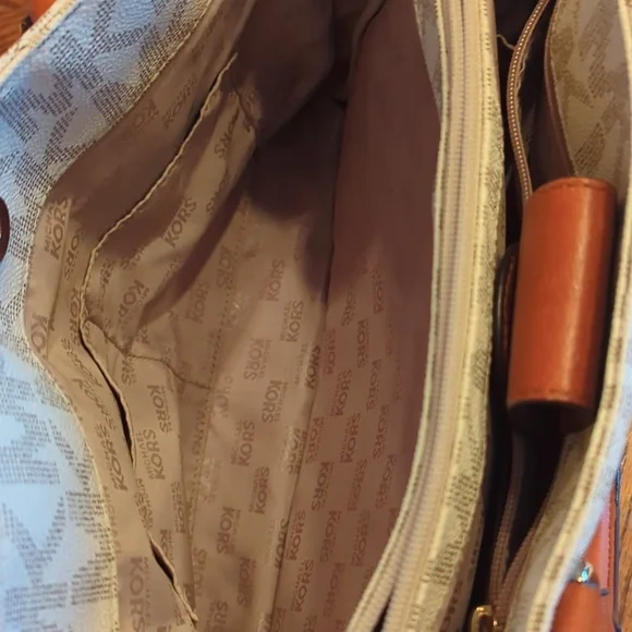 Large Michael Kors hand bag. - Picture 3 of 9